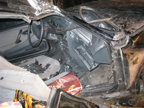 В Белозерском автомобиль врезался в электроопору (шокирующие фото)
