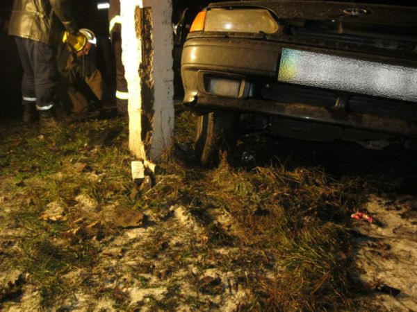 В Белозерском автомобиль врезался в электроопору (шокирующие фото)