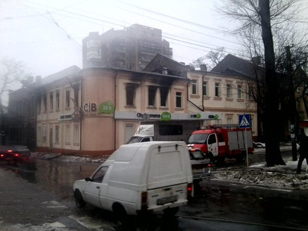 В Донецке горело здание, в котором расположено отделение СитиКомерцБанка (фото)
