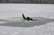 В Марьинском районе девушка оказалась смелее двух мужчин и спасла двух мальчиков, тонущих в ледяной реке