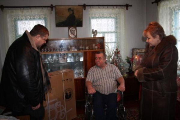 Руководители Марьинского района вручили инвалидные коляски инвалидам Курахово и Красногоровки (фото)
