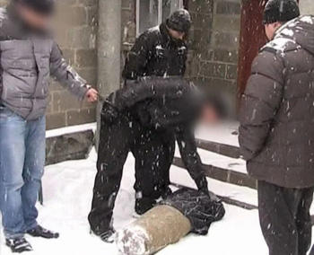 В Марьинском районе 23-летний парень забил палкой до смерти старушку, торговавшую на дому (фото)