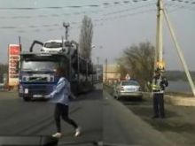 В Карловке пьяная женщина танцевала на дороге гаишникам и чуть не попала под автомобилевоз (видео)