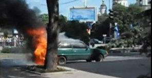 В центре Донецка сгорел автомобиль (видео)