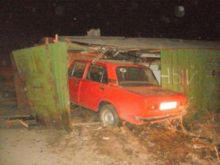 В Красноармейске автомобиль врезался в чужой гараж и там «заночевал»