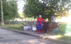В Донецке появилась пенсионерка-супергерой (фото)