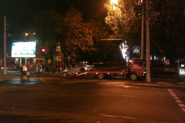 В центре Донецка автомобиль наехал на трамвай (фото)