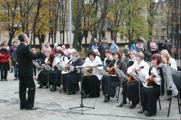 В селидовском сквере им. Маяковского прошел музыкально-поэтический праздник (фото)