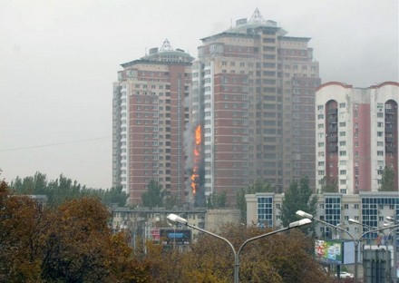 Донецкая элитная жилая высотка превратилась в пылающую свечу (фото + видео)