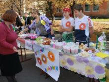 В Новогродовской школе прошла сладкая благотворительная ярмарка (фото)