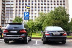 Донецкие чиновники организовали персональную стоянку для своих роскошных автомобилей (фото)