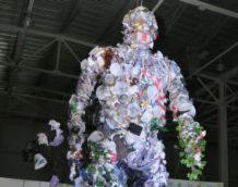 В Донецке создали мусорного великана (фото)