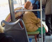 В общественном транспорте Донецка льготники ездят со своими стульями (фото)