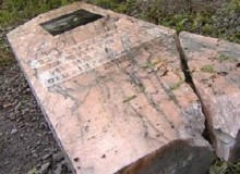 В Красноармейском районе психически больной вандал разрушил более 20 могил (видео)