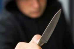 В Горняке уголовник, угрожая ножом, ограбил магазин (видео)
