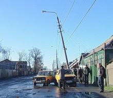 ДТП в Красноармейске: в автомобиль, который сбил столб, врезалась другая машина (видео)