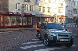 Донецкие пенсионеры за пенсией ездят на Land Rover (фото)
