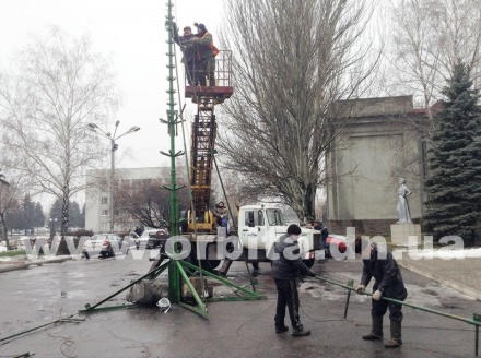 В Красноармейске начали монтировать главную новогоднюю ёлку города (фото)