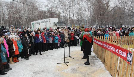 Новогоднюю елку в Димитрове открыл 70-летний байкер в образе Святого Николая (фото)