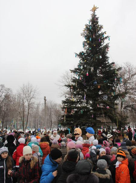 Новогоднюю елку в Димитрове открыл 70-летний байкер в образе Святого Николая (фото)
