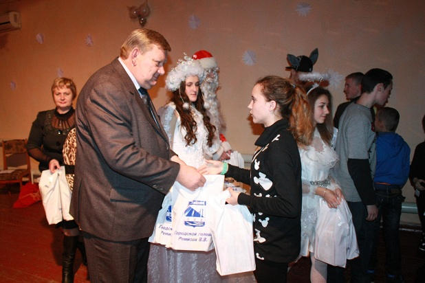 В Селидово в День Святого Николая детям-сиротам подарили подарки и праздничный концерт (фото)