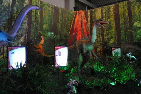 Донецк заполонили "живые" динозавры (фото, видео)