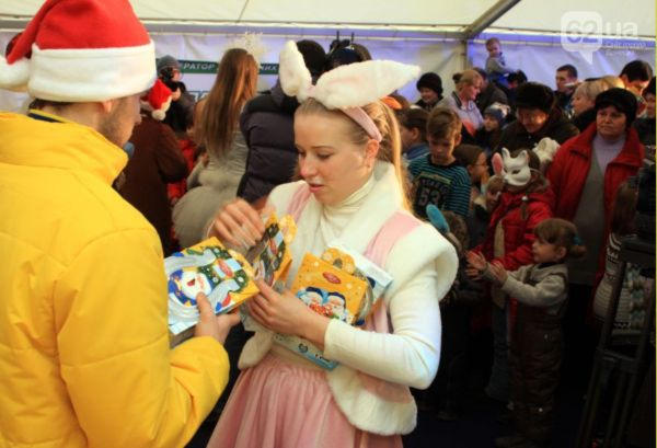В центре Донецка сказочный Дед Мороз принимал заказы детей на новогодние подарки (фото)