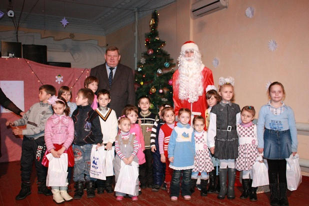 В Селидово в День Святого Николая детям-сиротам подарили подарки и праздничный концерт (фото)