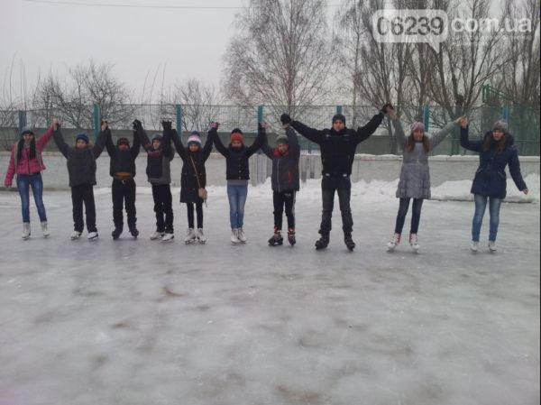 В Родинском открыли бесплатный ледовый каток (фото, видео)