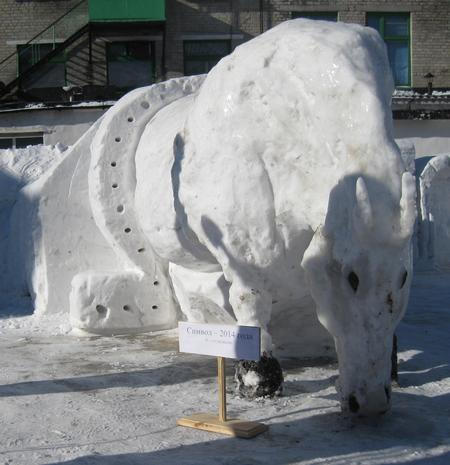 Заключенные Донбасса создали огромные снежные скульптуры (фото, видео)