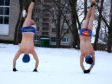 Горячие парни из Донбасса танцуют хип-хоп в трусах на 20-градусном морозе (видео)