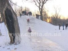 Детвору Красноармейска радуют ледяными горками (фото)