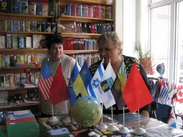 В Донецке Януковича продают за три гривны, а Тимошенко — за четыре пятьдесят (фото)