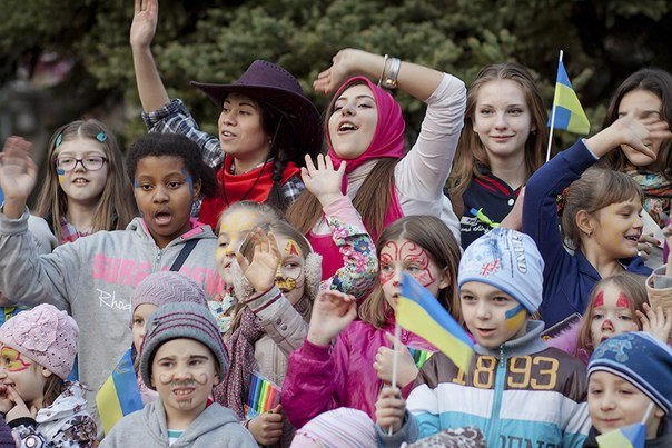 Донецкие дети флеш-мобом поддержали мир в Украине (фото)