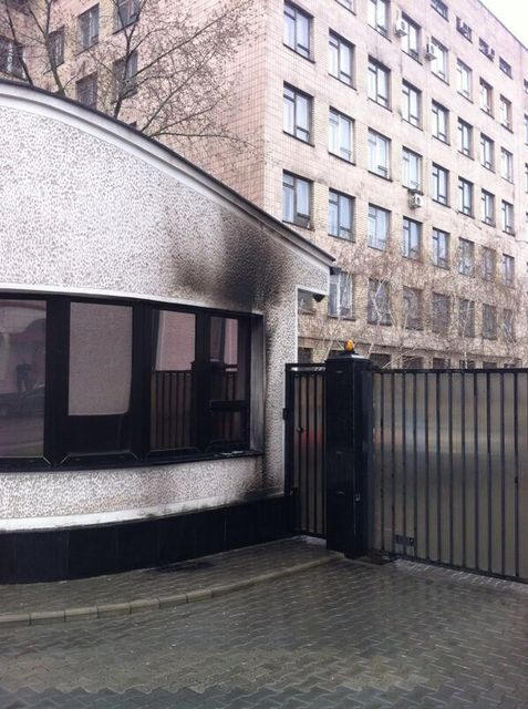 В Донецке жгут здания и автомобили (фото, видео)