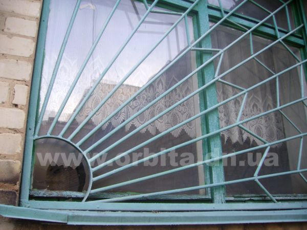 В Красноармейске неизвестные побили окна в лицее (фото)