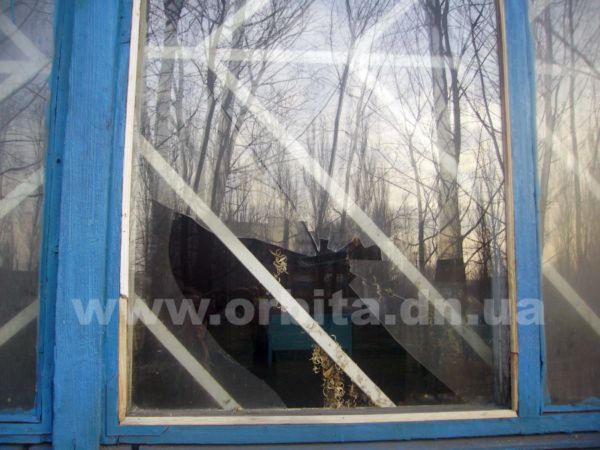 В Красноармейске неизвестные побили окна в лицее (фото)