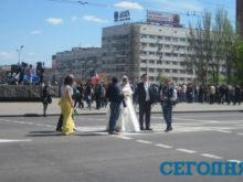Новая мода в Донецке: молодожены фотографируются на фоне митингов (фото)