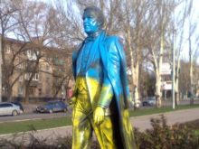 В Донецке вандалы окрасили памятник в желто-голубые цвета (фото, видео)
