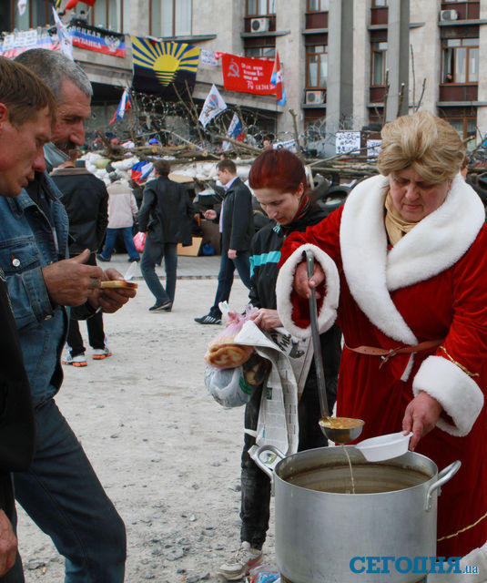 Захватчиков донецкой облгосадминистрации кормит "Дед Мороз" (фото)