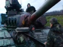 Жители Родинского пытались захватить танк (видео)