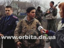 Военный в ходе словесной перепалки с жителями Красноармейска в качестве аргумента использовал гранату (видео)