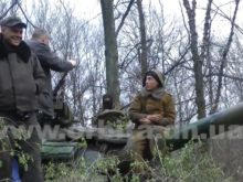 Танку, замаскированному в лесополосе возле Красноармейска, после обнаружения журналистами пришлось срочно сменить позицию (видео)
