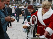 Захватчиков донецкой облгосадминистрации кормит «Дед Мороз» (фото)