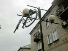 В Красноармейске велосипед «повесился» на фонарном столбе (фото)