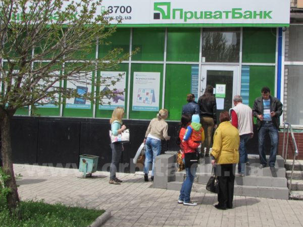 Жители Красноармейска "штурмуют" банкоматы (фото, видео)