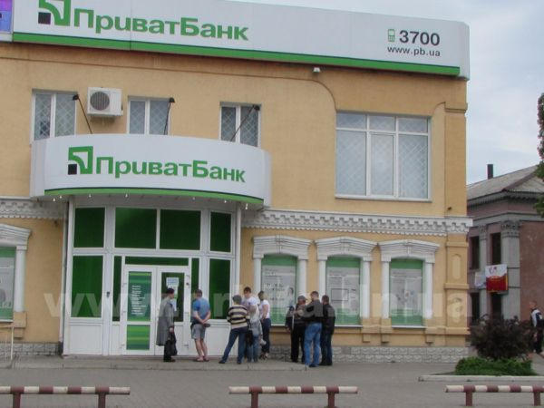 Жители Красноармейска "штурмуют" банкоматы (фото, видео)