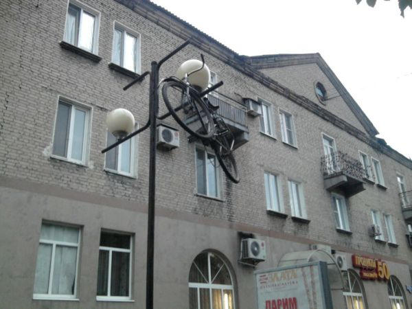 В Красноармейске велосипед "повесился" на фонарном столбе (фото)