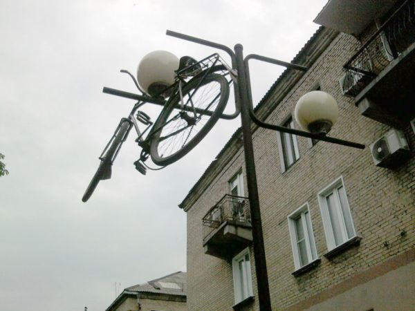 В Красноармейске велосипед "повесился" на фонарном столбе (фото)