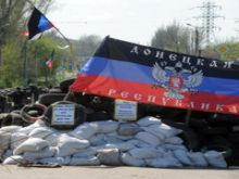 Активисты Донецкой народной республики разбирают свои блокпосты в Новогродовке
